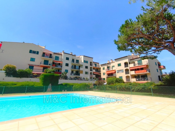 Appartement 2 pièces à vendre à Antibes avec balcon, parking et piscine
