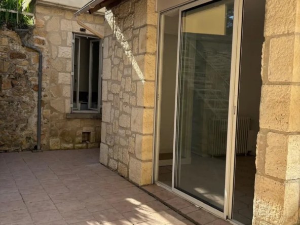 Charmante maison de ville à Sarlat avec jardin et terrasses, proche du centre historique