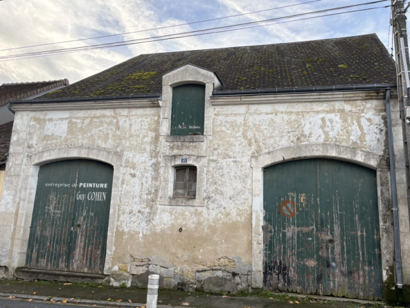 Garage à vendre à Mamers – Surface de 90 m² avec cave et grenier