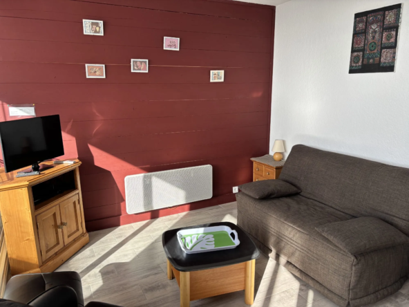 Appartement 2 pièces rénové à Super Besse avec vue sur les Monts du Cantal