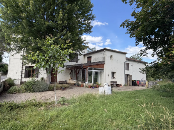 Maison en pierre de 178 m² avec dépendances et terrain constructible à Castets et Castillon