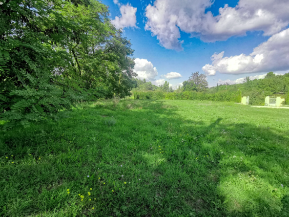 Terrain constructible de 1032 m² à Rians - Exposition sud-ouest, proche commodités