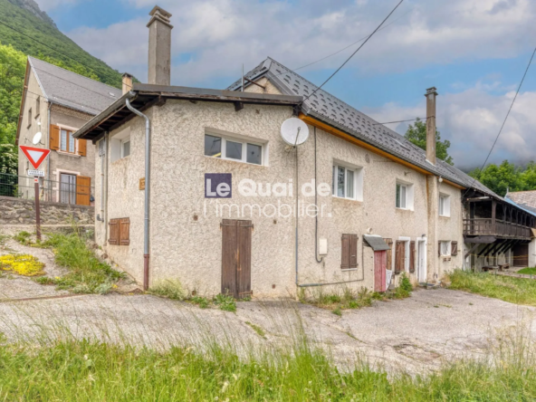 Ancienne auberge de 191 m² à Lavaldens, potentiel pour résidence ou touristique