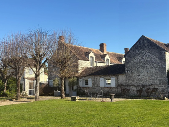 Belle maison en pierre avec piscine et terrain arboré à Montigny-sur-Loing