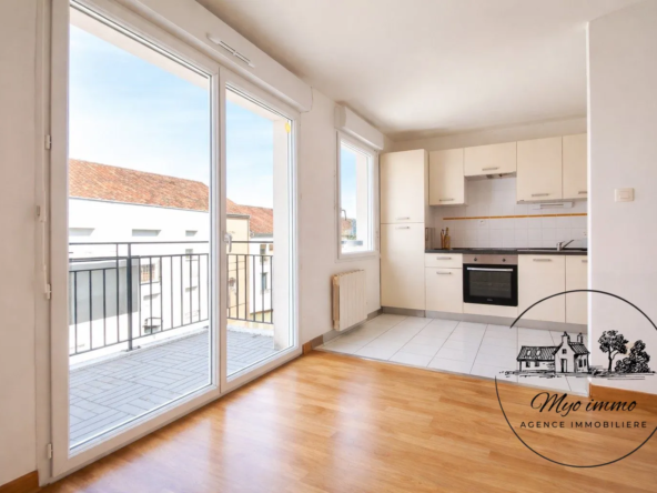 salon vue cuisine semi ouverte Appartement T3 lumineux avec balcon à Indré, résidence récente