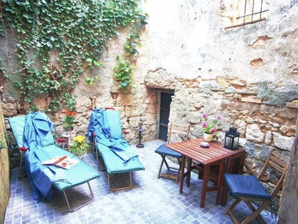 Maison de village rénovée à vendre à Magalas avec patio et proximité des commodités