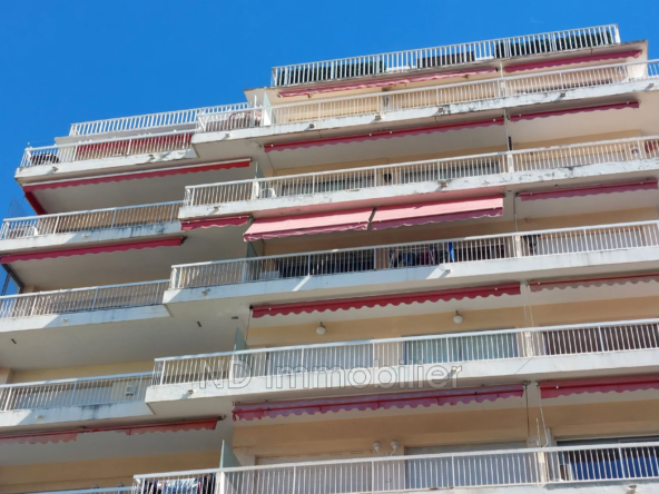 Studio à Cannes secteur Martinez avec terrasse et parking, opportunité d'investissement