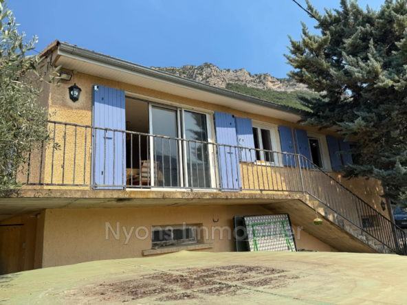 Villa à vendre proche de Nyons avec piscine et grand terrain de 3060 m²