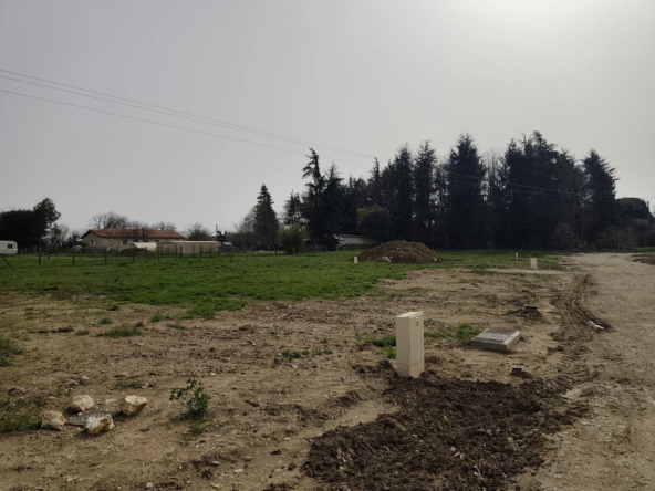 Terrain constructible viabilisé à vendre à Agris - 541 m² proche La Rochefoucauld