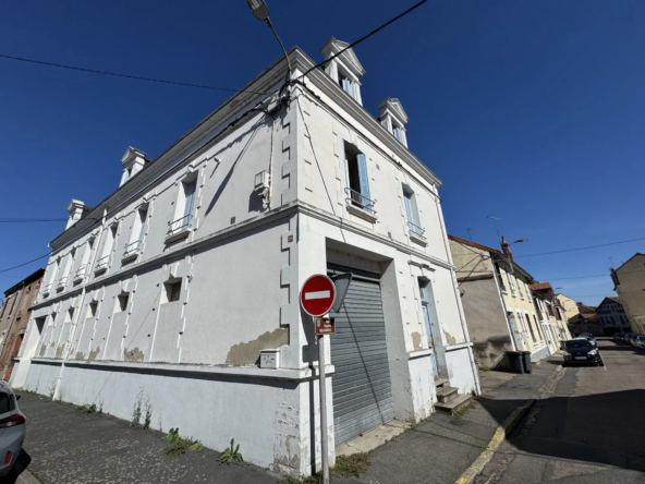 Immeuble avec local commercial, appartements à rénover à Montluçon