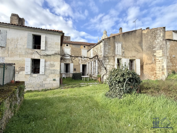 Maison de caractère à Saint-Fort-sur-Gironde avec jardin et potentiel de rénovation