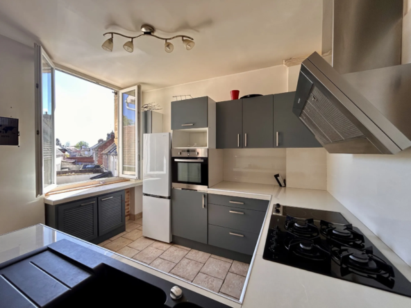 Appartement lumineux de 2 pièces à Chambly, dernier étage, avec cave et parking non inclus