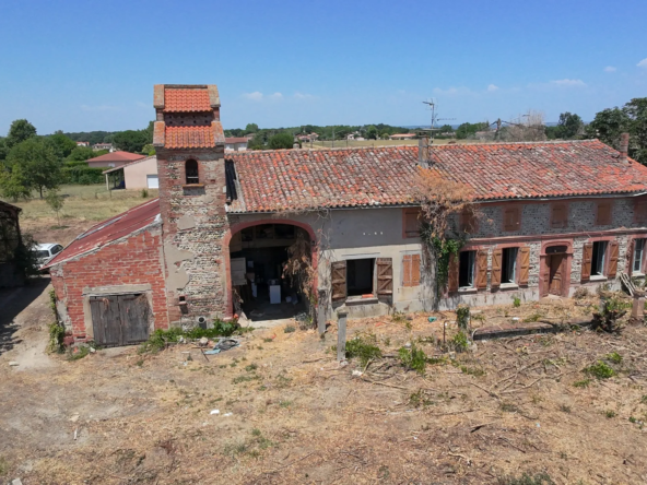 Maison de caractère à rénover à Merville avec hangar, pigeonnier et grand terrain