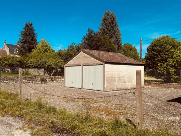 Ensemble de trois garages à Mailly-le-Château – Opportunité d'investissement ou stockage à 30 000 € FAI