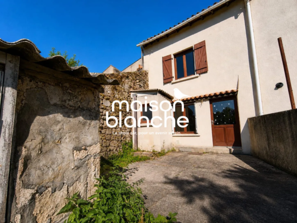 Maison de ville à vendre à Parthenay - 100 m² avec jardin et garage