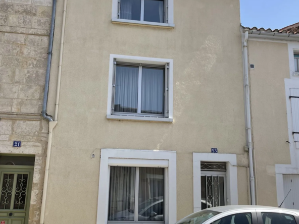 Maison à vendre à Fontenay-le-Comte avec grand potentiel et hangar