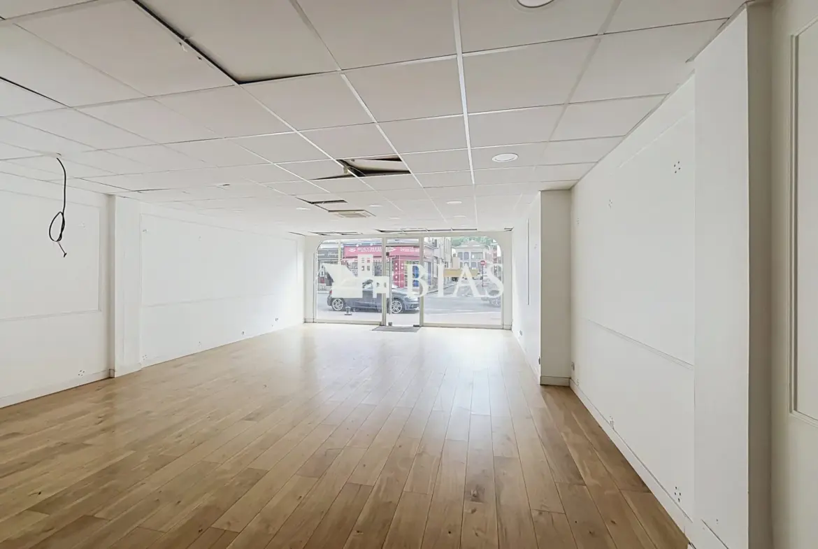 Local commercial de 120 m² à Elbeuf avec parking couvert – Emplacement privilégié 