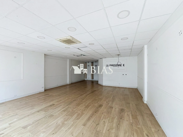 Local commercial de 120 m² à Elbeuf avec parking couvert – Emplacement privilégié