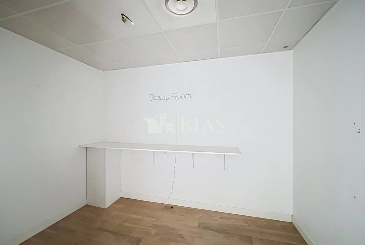 Local commercial de 120 m² à Elbeuf avec parking couvert – Emplacement privilégié 
