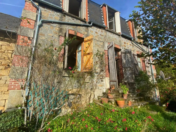 Maison de campagne à Saint-Amand-le-Petit avec grand terrain à rénover