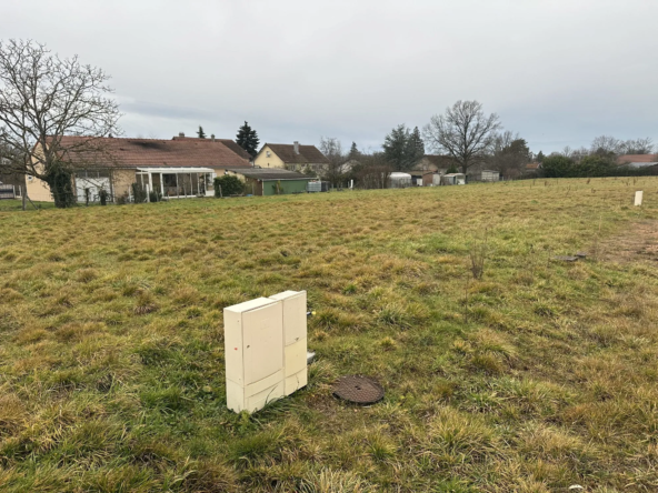 Terrain constructible de 663 m² à Vendat – Vue exceptionnelle et viabilisé