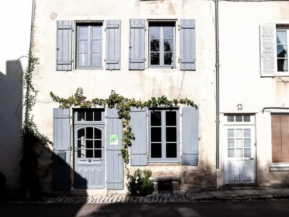 Charmante maison de village restaurée à Flavigny-sur-Ozerain avec vue