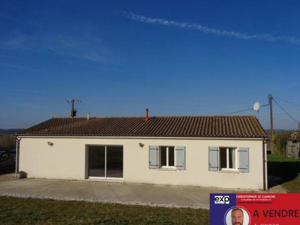 Maison de plain-pied moderne avec jardin et vue panoramique à Juignac