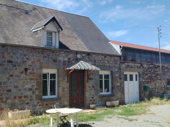 Maison à vendre de 88 m² à proximité de Mortain avec dépendances et grand terrain