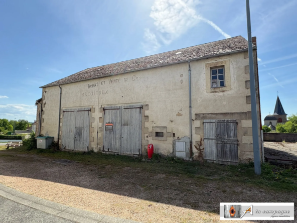 Grande grange à vendre dans un bourg paisible avec possibilité d'aménagement