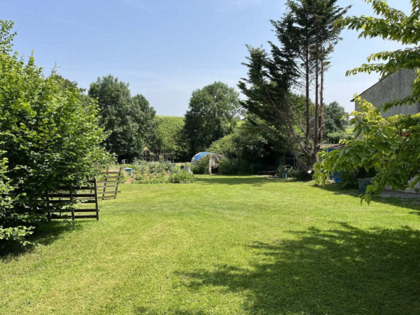 Terrain constructible de 1250 m² à Ige, village calme près de Mâcon et Cluny