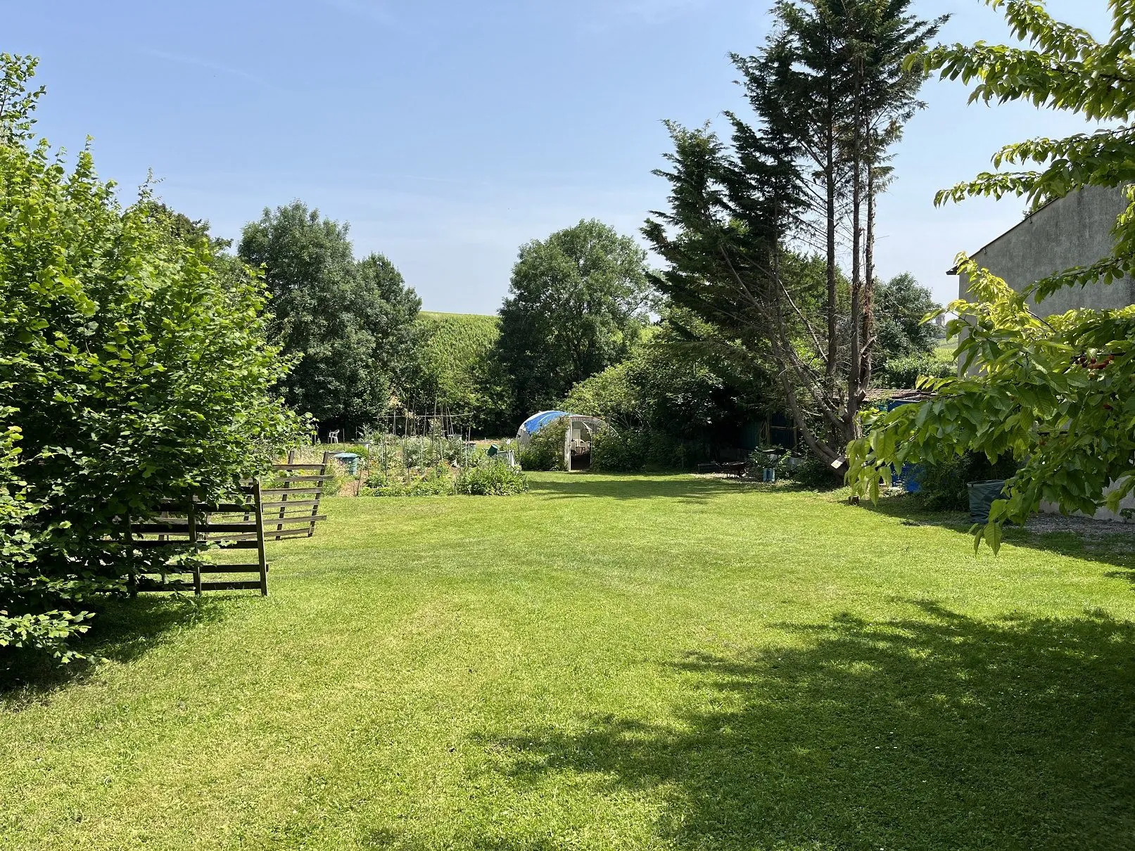 Terrain constructible de 1250 m² à Ige, village calme près de Mâcon et Cluny 