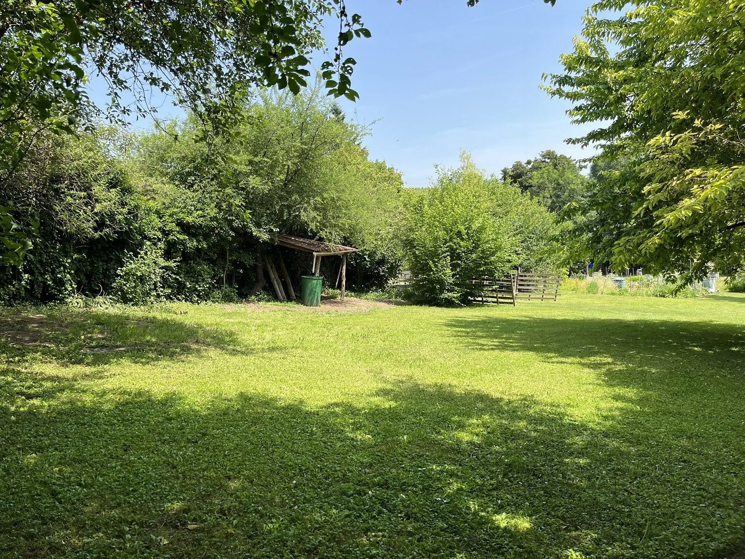Terrain constructible de 1250 m² à Ige, village calme près de Mâcon et Cluny 