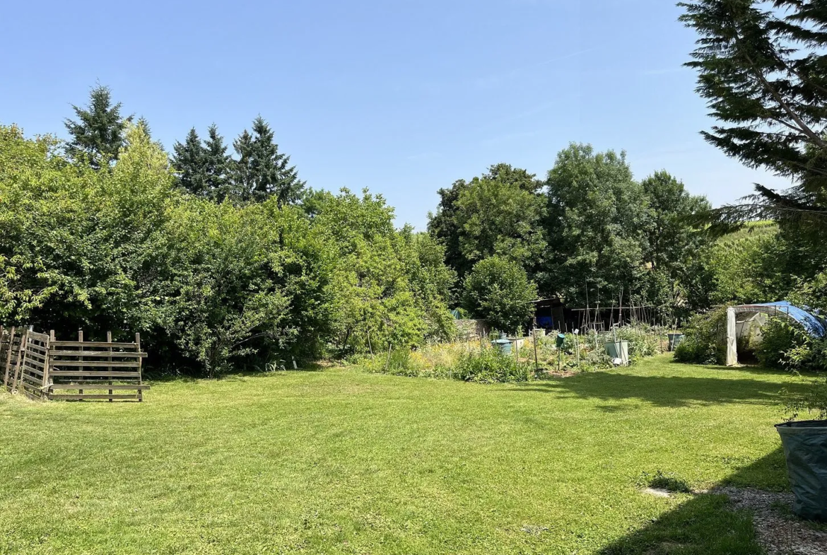 Terrain constructible de 1250 m² à Ige, village calme près de Mâcon et Cluny 