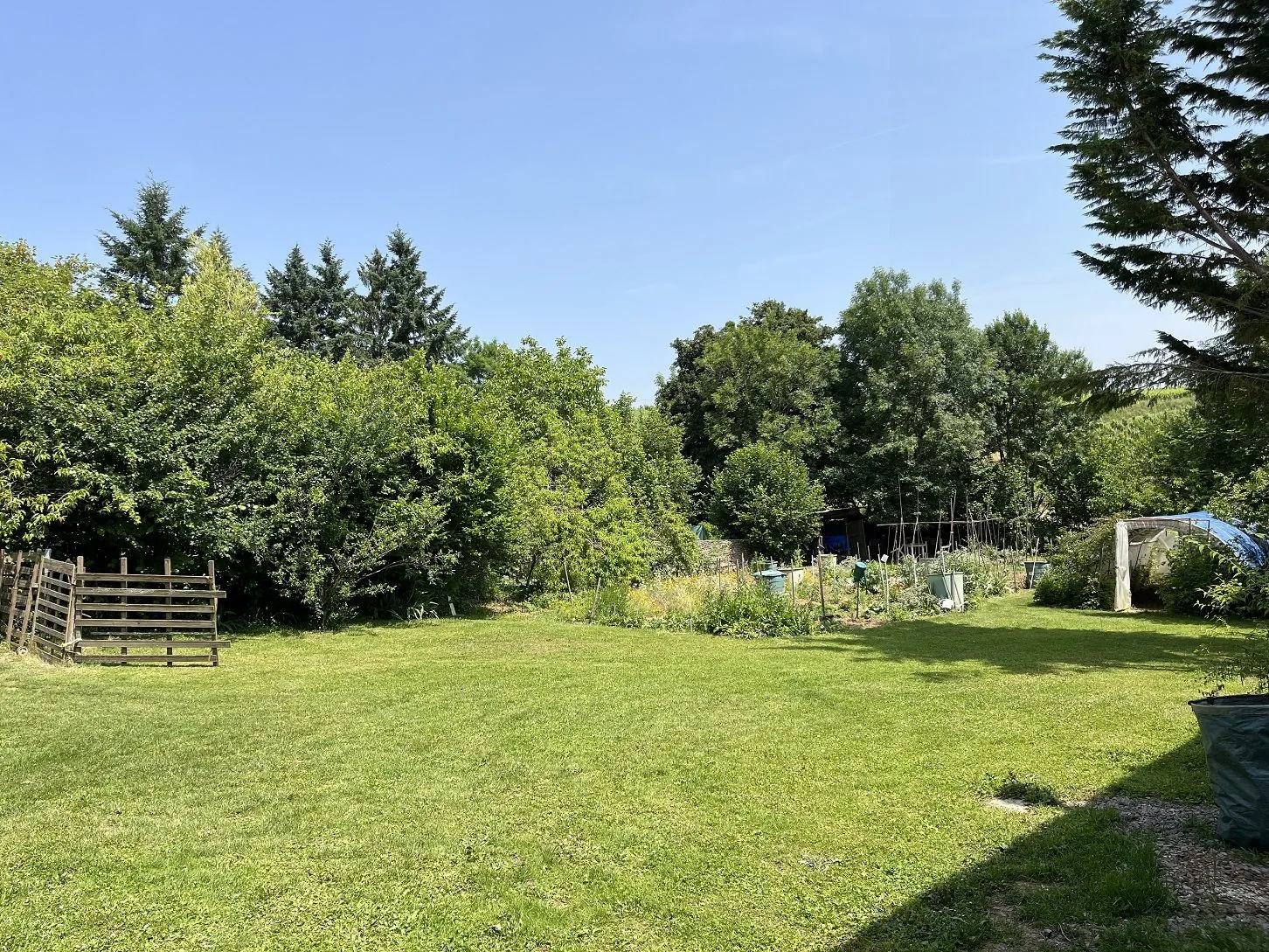 Terrain constructible de 1250 m² à Ige, village calme près de Mâcon et Cluny 
