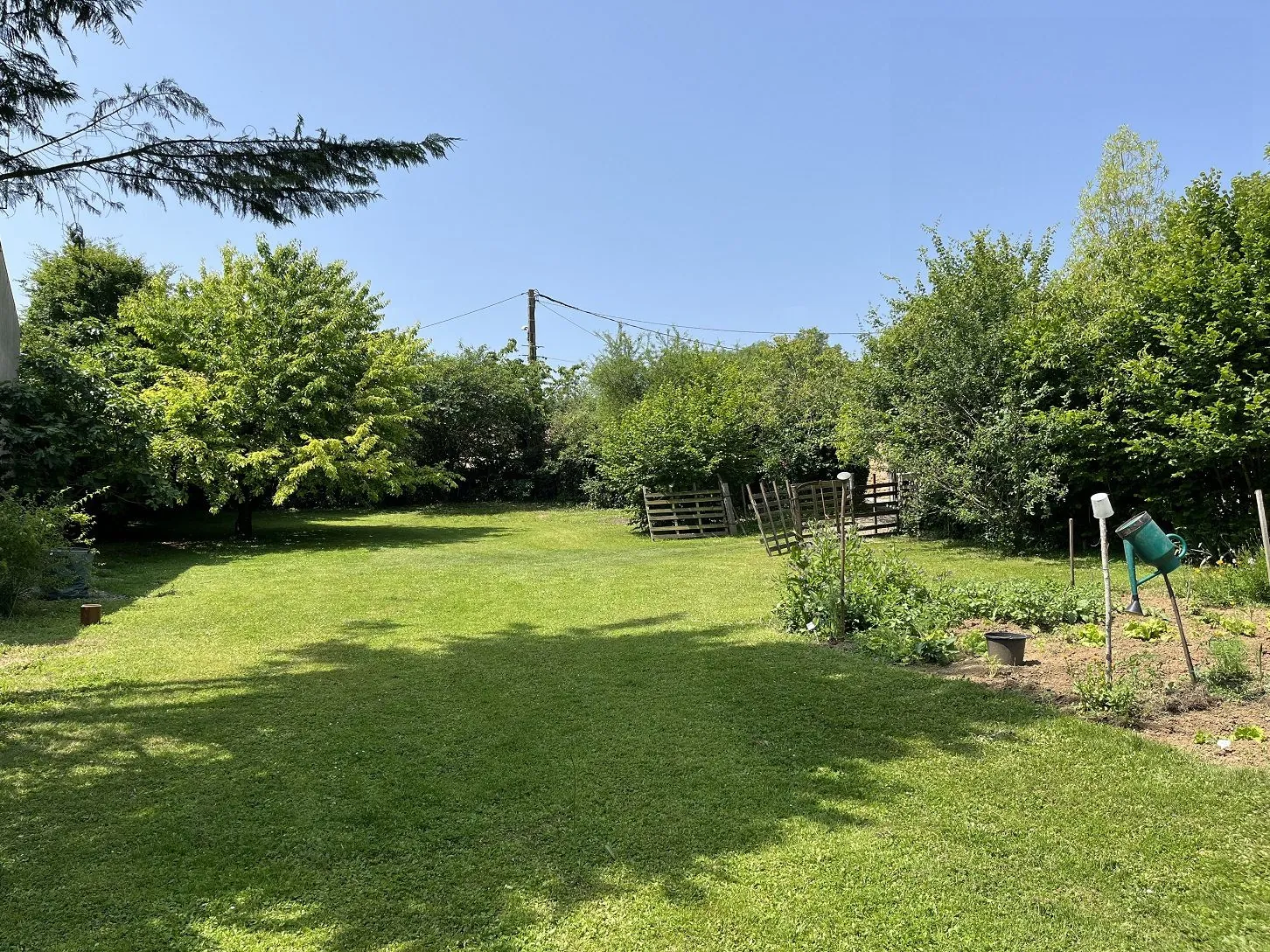 Terrain constructible de 1250 m² à Ige, village calme près de Mâcon et Cluny 