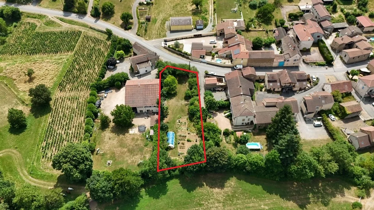 Terrain constructible de 1250 m² à Ige, village calme près de Mâcon et Cluny 