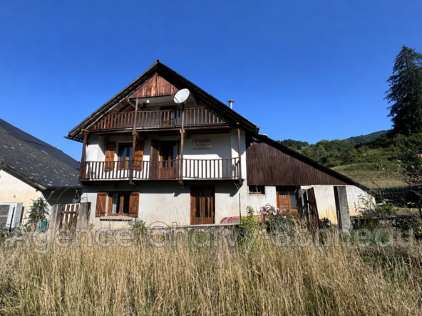 Maison de campagne à Massat de 118 m² avec jardin et garages