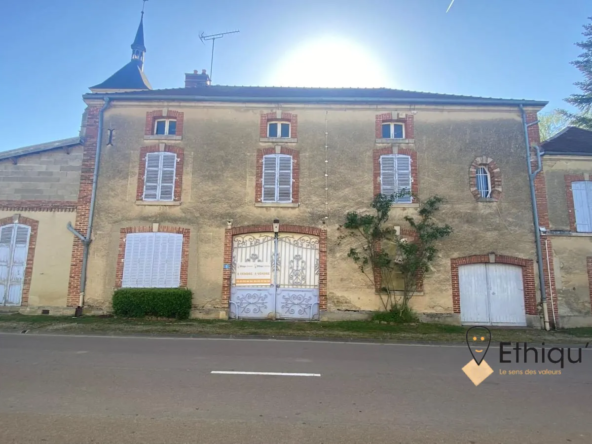 Facade  Maison de charme de 201 m² avec dépendances en bord de rivière à Soulaine-Dhuys