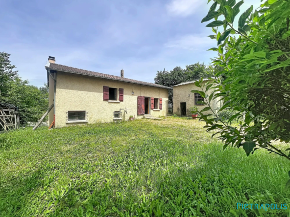 Maison de campagne à Saint-Symphorien-de-Lay avec grand potentiel et environnement idyllique