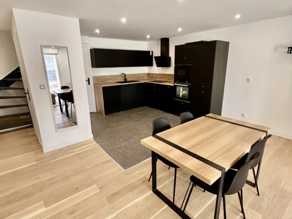 Maison de ville entièrement rénovée à Vergèze avec 3 chambres et terrasse