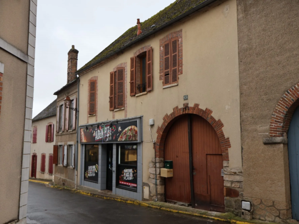 Ensemble immobilier à Sergines avec local commercial loué et potentiel de rénovation