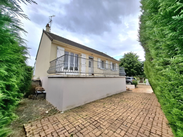 Maison familiale à vendre à La Bazoge avec jardin et véranda