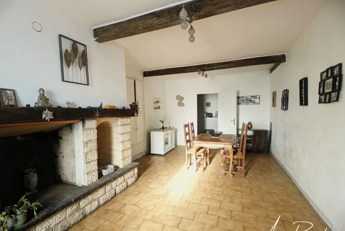 Séjour Maison en pierre de plain pied à Saint-Vite avec jardin et garage 