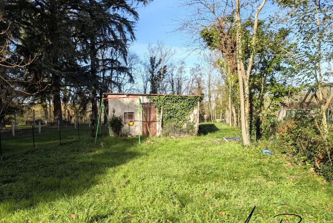 Maison en pierre de plain pied à Saint-Vite avec jardin et garage 