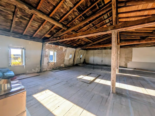 Appartement à rénover de 98 m² au dernier étage en plein centre de Dijon