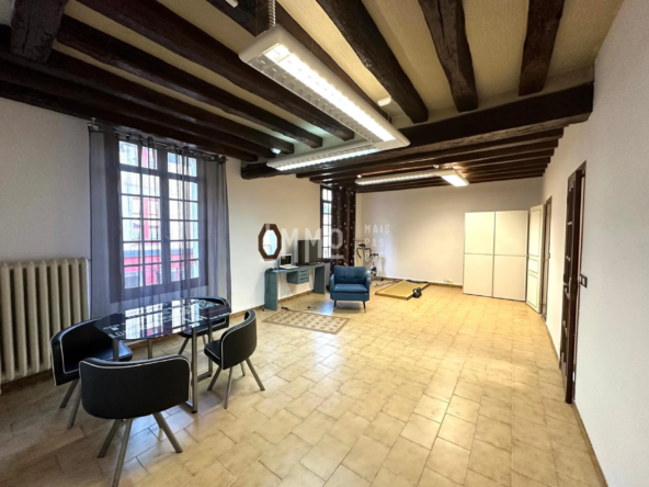 Immeuble avec local commercial et appartement à vendre à Saint-Calais