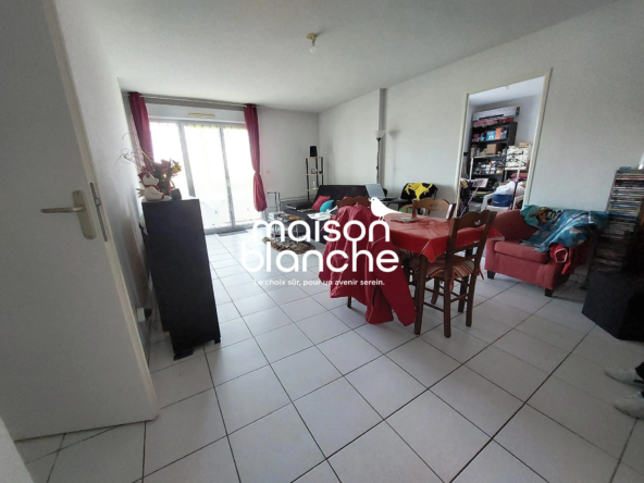 Séjour Appartement T3 rénové avec balcon à Parthenay - 52 m²