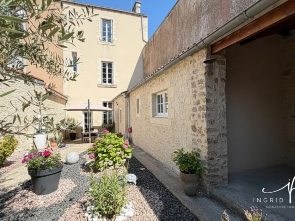 Maison proche centre à proximité des écoles et commerces Maison rénovée de 155 m² avec jardin et 4 chambres à Parthenay