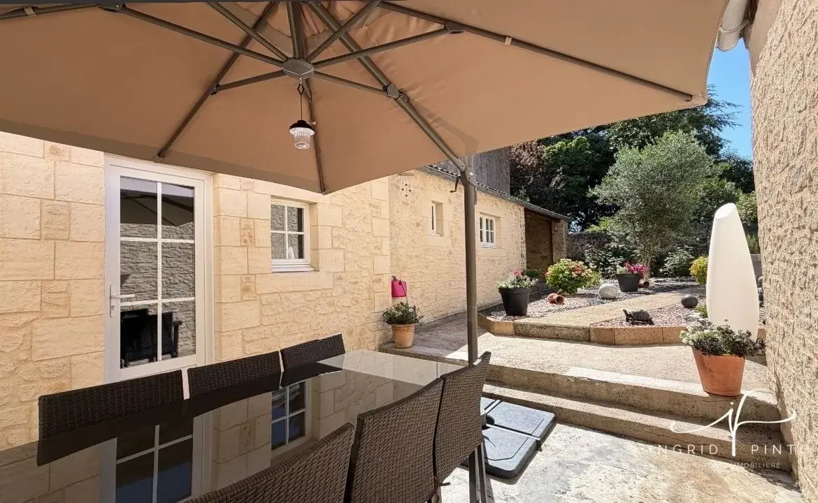 Terrasse exposée sud Ouest Maison rénovée de 155 m² avec jardin et 4 chambres à Parthenay 
