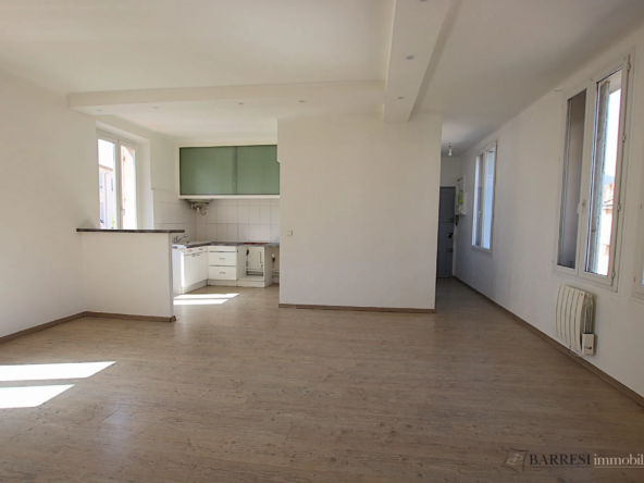 Charmant appartement T3 traversant à Toulon Saint Roch, proche transports, lumineux avec vue sur le Faron